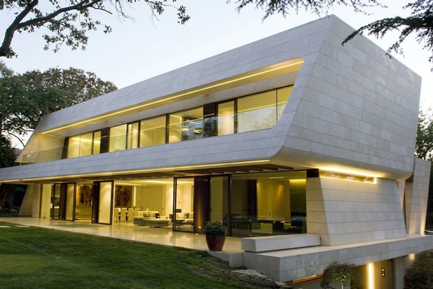 Luxury block-facade steel home